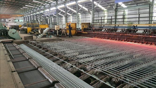 Công ty cổ phần thép Việt Đức (huyện Bình Xuyên, tỉnh Vĩnh Phúc) nỗ lực sản xuất kinh doanh, giữ vững vị trí là 1 trong 5 nhà sản xuất thép lớn nhất Việt Nam. Ảnh: Nguyễn Trọng Lịch- TTXVN