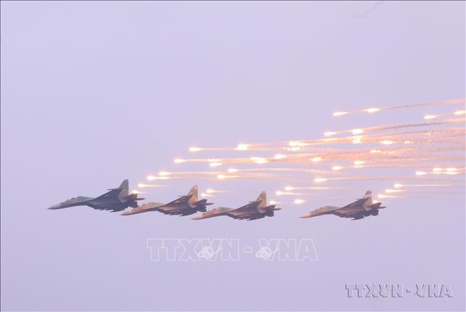 Màn trình diễn của Su-30 tại lễ khai mạc Triển lãm Quốc phòng quốc tế Việt Nam 2022 lần thứ nhất  tổ chức tại Hà Nội. Ảnh: Văn Điệp – TTXVN