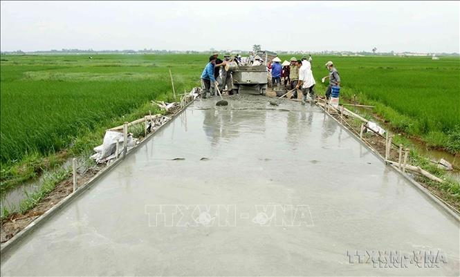 Xây dựng đường giao thông nông thôn tại xã Tản Hồng, huyện Ba Vì (Hà Nội) theo tiêu chí nông thôn mới. Ảnh: Thanh Tùng – TTXVN