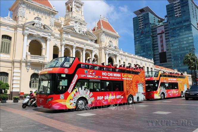 Du khách trải nghiệm tuyến xe buýt vòng quanh Thành phố Hồ Chí Minh được ứng dụng nhiều giải pháp công nghệ hiện đại vào phục vụ. Ảnh: Mỹ Phương - TTXVN