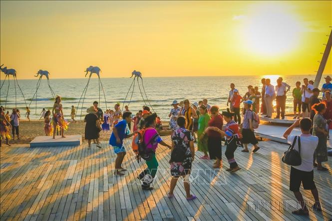 Du khách đón hoàng hôn tại bãi biển Sunset Sanato, Bãi Trường, thành phố Phú Quốc. Ảnh: Hồng Đạt - TTXVN