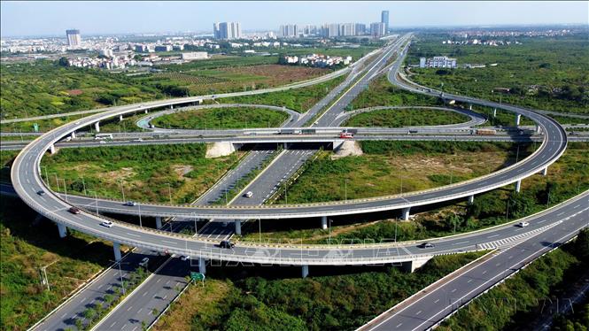 Nút giao thông giữa đường Vành đai 3 với cao tốc Hà Nội - Hải Phòng, được đưa vào sử dụng từ 1/2021. Ảnh: Huy Hùng - TTXVN