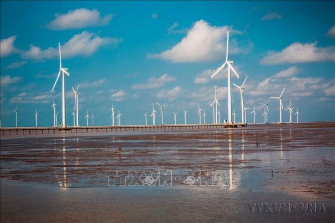 Đất nước ta đã trở thành nước đang phát triển có thu nhập trung bình; đang đẩy mạnh công nghiệp hóa, hiện đại hóa và hội nhập quốc tế. Trong ảnh: Khu du lịch điện gió tỉnh Bạc Liêu. Ảnh: Trọng Đạt - TTXVN