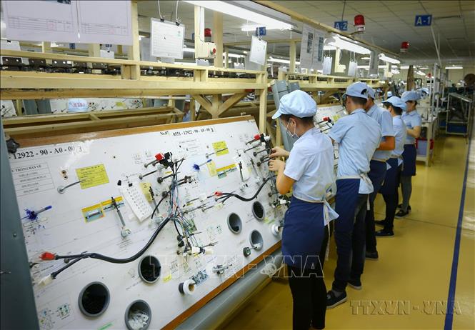 Đất nước ta đã trở thành nước đang phát triển có thu nhập trung bình; đang đẩy mạnh công nghiệp hóa, hiện đại hóa và hội nhập quốc tế. Trong ảnh: Sản xuất linh kiện điện tử tại Công ty TNHH Điện - Điện tử Mê Trần Vĩnh Phúc. Ảnh: Danh Lam - TTXVN