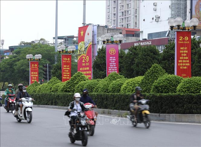 Pano, băng rôn với màu sắc rực rỡ chào mừng kỷ niệm 78 năm Cách mạng tháng Tám thành công (19/8/1945 – 19/8/2023) và Quốc khánh 2-9 trên phố Xã Đàn. Ảnh: Hoàng Hiếu - TTXVN