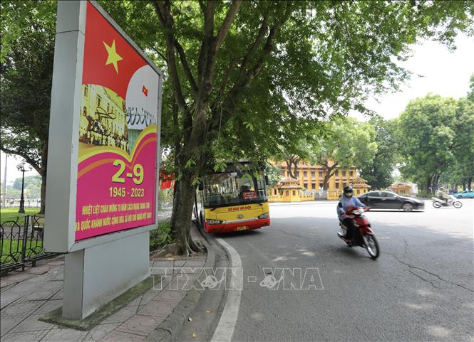 Pano tuyên truyền 78 năm Cách mạng tháng Tám thành công (19/8/1945 – 19/8/2023) và Quốc khánh 2-9 trên phố Điện Biên Phủ. Ảnh: Hoàng Hiếu - TTXVN