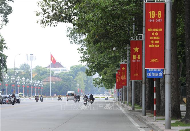 Băng rôn trên đường Hùng Vương chào mừng 78 năm Cách mạng tháng Tám thành công và Quốc khánh 2- 9. Ảnh: Hoàng Hiếu - TTXVN