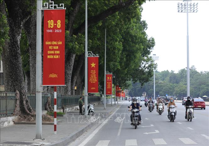 Băng rôn đỏ rực đường Độc Lập chào mừng 78 năm Cách mạng tháng Tám thành công và Quốc khánh 2- 9. Ảnh: Hoàng Hiếu - TTXVN