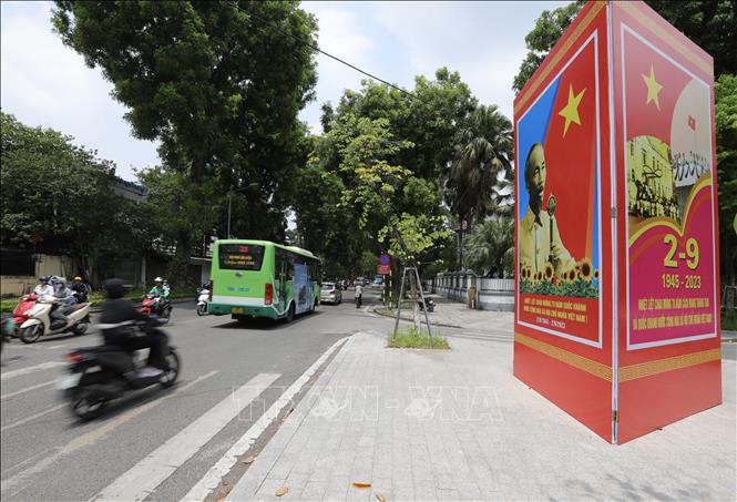 Một cụm pano chào mừng kỷ niệm 78 năm Cách mạng tháng Tám thành công (19/8/1945 – 19/8/2023) và Quốc khánh 2-9 tại ngã ba phố Điện Biên Phủ - Lê Hồng Phong. Ảnh: Hoàng Hiếu - TTXVN