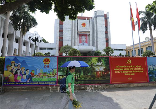 Pano, áp phích cỡ lớn trước trụ sở Ủy ban Nhân dân thành phố Hà Nội chào mừng Quốc khánh 2 – 9. Ảnh: Hoàng Hiếu – TTXVN