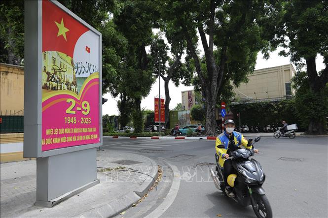 Pano chào mừng Quốc khánh 2 - 9 được bố trí tại nút giao Hoàng Diệu, Điện Biên Phủ (quận Ba Đình). Ảnh: Hoàng Hiếu - TTXVN