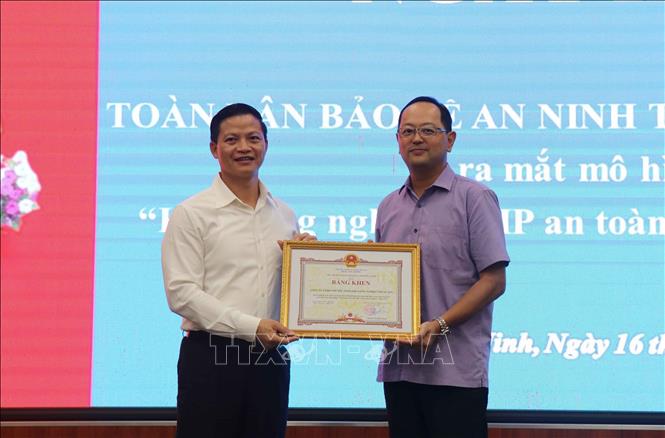 Phó Chủ tịch Thường trực UBND tỉnh Bắc Ninh Vương Quốc Tuấn trao Bằng khen của Chủ tịch UBND tỉnh cho lãnh đạo Công ty TNHH VSIP Bắc Ninh vì có thành tích trong phong trào Toàn dân bảo vệ an ninh Tổ quốc. Ảnh: Thái Hùng - TTXVN
