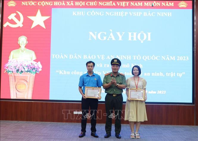 Trong ảnh: Công an tỉnh Bắc Ninh khen thưởng tập thể có thành tích trong phong trào Toàn dân bảo vệ an ninh Tổ quốc. Ảnh: Thái Hùng - TTXVN