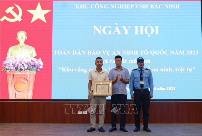 UBND thành phố Từ Sơn khen thưởng tập thể có thành tích trong bảo đảm an ninh, trật tự trong khu công nghiệp. Ảnh: Thái Hùng - TTXVN