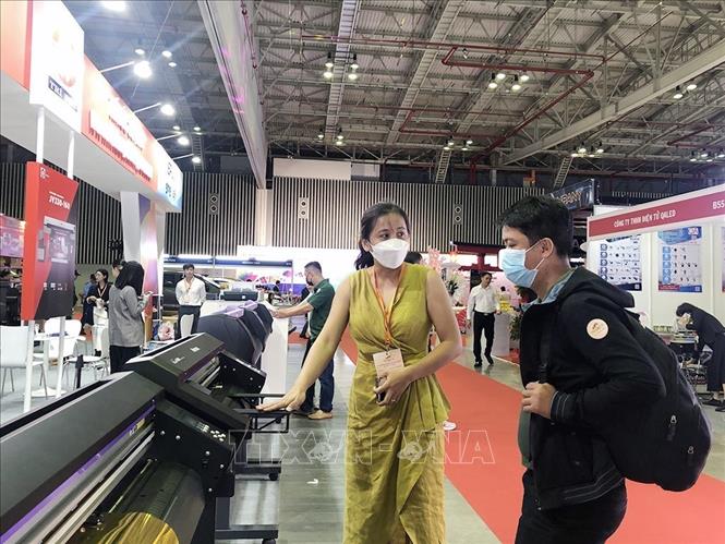Doanh nghiệp giới thiệu máy móc, thiết bị hiện đại trong ngành quảng cáo tại VIETAD 2023 - Thành phố Hồ Chí Minh. Ảnh: Mỹ Phương - TTXVN