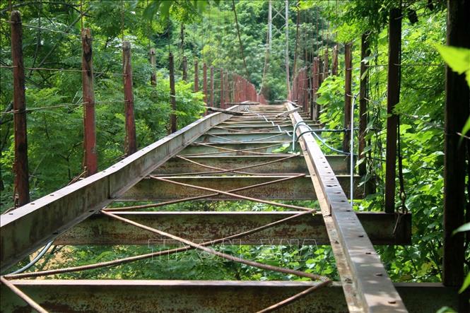 Cầu treo bản Lát, xã Tam Chung (Mường Lát, Thanh Hóa) đã bị xuống cấp nghiêm trọng. Ảnh: Nguyễn Nam - TTXVN