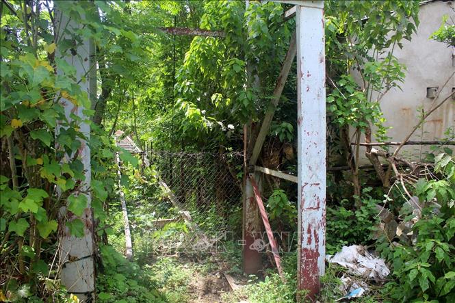 Cây cầu treo bản Lát, xã Tam Chung (Mường Lát, Thanh Hóa) đã bị rào chắn từ nhiều năm nay do xuống cấp gây mất an toàn cho người dân. Ảnh: Nguyễn Nam - TTXVN