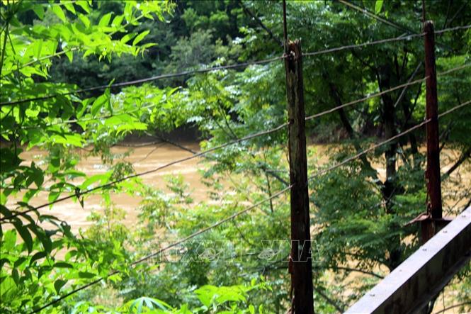 Những thanh lan can cầu treo bản Lát, xã Tam Chung (Mường Lát, Thanh Hóa) đã bị han gỉ, chân trụ bị ăn mòn vào chân thép… Ảnh: Nguyễn Nam - TTXVN