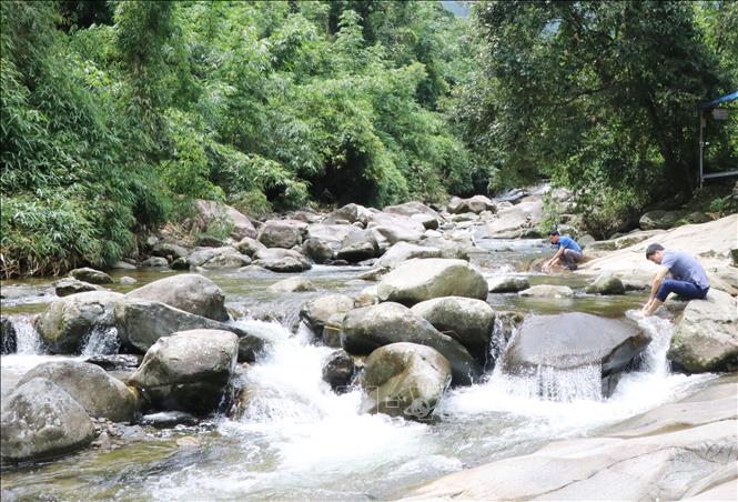 Suối Kẹm tại xã La Bằng là điểm tham quan, trải nghiệm hấp dẫn du khách khi đến Thái Nguyên. Ảnh: Hoàng Nguyên - TTXVN