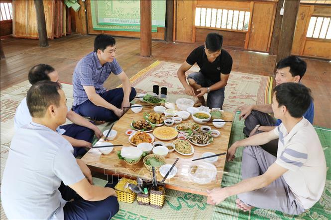 Du khách thưởng thức ẩm thực địa phương tại La Bằng Homestay, xóm Tân Sơn, xã La Bằng, huyện Đại Từ (Thái Nguyên). Ảnh: Hoàng Nguyên - TTXVN