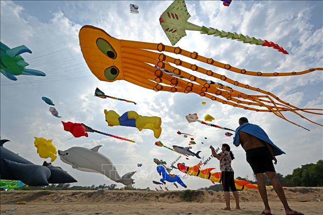 Lễ hội thả diều quốc tế Tamil Nadu diễn ra tại thành phố Mamallapuram của Ấn Độ từ ngày 12-14/8/2023, thu hút đông đảo người tham gia. Tại lễ hội, những con diều hoạt hình ngộ nghĩnh, độc đáo bay vút lên cao tạo nên một khung cảnh vui nhộn. Ảnh: AFP/TTXVN