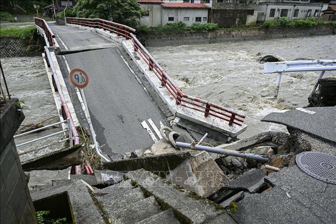 Ngày 16/8/2023, ít nhất 49 người đã bị thương khi bão Lan hoành hành tại khu vực miền Tây Nhật Bản. Ngoài ra, bão Lan, cơn bão thứ 7 càn quét nước này kể từ đầu năm đến nay, cũng đã phá hủy 141 ngôi nhà, khiến một số dịch vụ đường sắt và các chuyến bay bị hủy. Ảnh: Một cây cầu bị hư hại do bão Lan hoành hành tại Tottori, miền Tây Nhật Bản. Ảnh: Kyodo/TTXVN