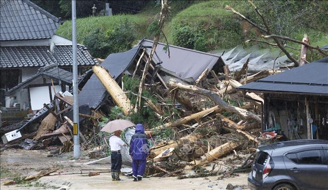 Ngày 16/8/2023, ít nhất 49 người đã bị thương khi bão Lan hoành hành tại khu vực miền Tây Nhật Bản. Ngoài ra, bão Lan, cơn bão thứ 7 càn quét nước này kể từ đầu năm đến nay, cũng đã phá hủy 141 ngôi nhà, khiến một số dịch vụ đường sắt và các chuyến bay bị hủy. Ảnh: Nhà cửa bị hư hại do bão Lan hoành hành tại Kyoto, miền Tây Nhật Bản. Kyodo/TTXVN