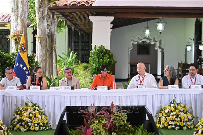 Đại diện của Chính phủ Colombia và lực lượng vũ trang Quân đội Giải phóng Quốc gia (ELN) đã bắt đầu vòng đàm phán hòa bình thứ 4 vào ngày 14/8/2023 tại Caracas, Venezuela. Hai bên cùng đại diện các quốc gia bảo lãnh cho quá trình đàm phán là Na Uy, Mexico, Cuba, Brazil và Chile đã tới Venezuela một ngày trước đó để chuẩn bị cho chương trình nghị sự, tập trung vào các phương thức cứu trợ cụ thể cho người dân và những địa phương bị thiệt hại nặng nề nhất do tác động của các cuộc xung đột. Ảnh: AFP/TTXVN