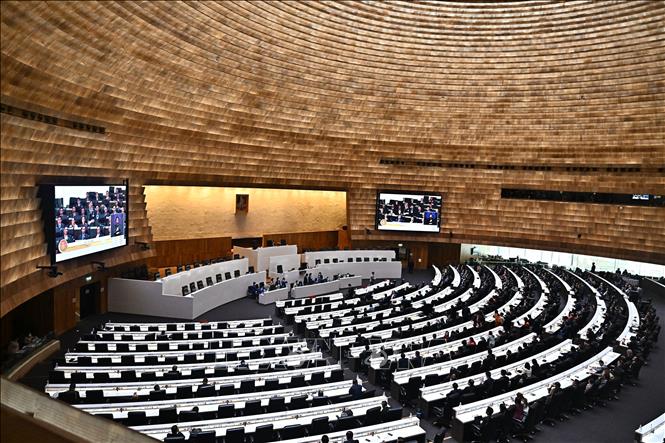 Ngày 16/8/2023, Chủ tịch Quốc hội Thái Lan Wan Muhamad Noor Matha cho biết sẽ triệu tập phiên họp chung của Hạ viện và Thượng viện vào ngày 22/8 tới để bầu chọn Thủ tướng mới. Quyết định được đưa ra sau khi Toà án Hiến pháp Thái Lan trước đó cùng ngày đã bác đơn kiến nghị của Văn phòng Thanh tra, yêu cầu xem xét tính hợp hiến của một nghị quyết mà Quốc hội thông qua, theo đó từ chối cho ông Pita Limjaroenrat, lãnh đạo đảng Tiến bước (MFP) được tái đề cử vị trí Thủ tướng. Ảnh: Quang cảnh phiên họp Quốc hội Thái Lan ở Bangkok ngày 13/7/2023. AFP/TTXVN