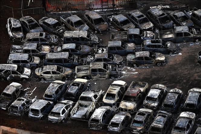 Ngày 15/8/2023, giới chức bang Hawaii (Mỹ) cho biết số nạn nhân thiệt mạng trong vụ cháy rừng nghiêm trọng bùng phát hôm 9/8 tại đảo Maui đã lên tới 101 người. Nhiều khả năng, con số này chưa dừng lại khi nỗ lực tìm kiếm khoảng 1.300 người mất tích vẫn đang được triển khai. Ngoài ra, thảm họa cháy rừng đã thiêu rụi hoặc làm hư hại ít nhất 2.200 ngôi nhà và nhiều tài sản khác, tổng thiệt hại ước tính gần 6 tỷ USD. Ảnh: THX/TTXVN