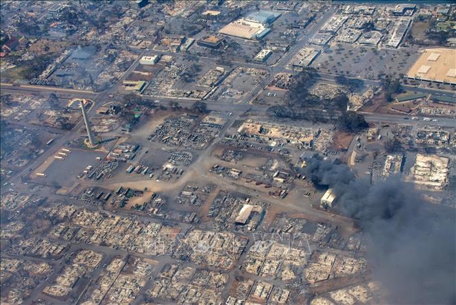 Ngày 15/8/2023, giới chức bang Hawaii (Mỹ) cho biết số nạn nhân thiệt mạng trong vụ cháy rừng nghiêm trọng bùng phát hôm 9/8 tại đảo Maui đã lên tới 101 người. Nhiều khả năng, con số này chưa dừng lại khi nỗ lực tìm kiếm khoảng 1.300 người mất tích vẫn đang được triển khai. Ngoài ra, thảm họa cháy rừng đã thiêu rụi hoặc làm hư hại ít nhất 2.200 ngôi nhà và nhiều tài sản khác, tổng thiệt hại ước tính gần 6 tỷ USD. Ảnh: THX/TTXVN
