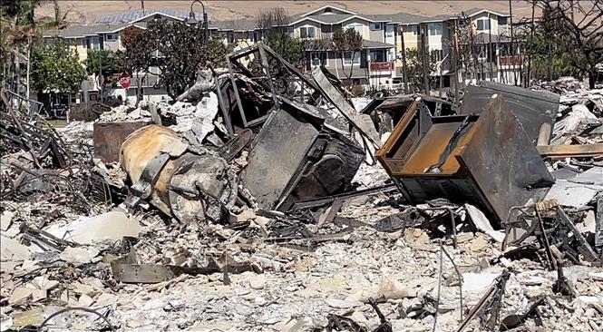 Ngày 15/8/2023, giới chức bang Hawaii (Mỹ) cho biết số nạn nhân thiệt mạng trong vụ cháy rừng nghiêm trọng bùng phát hôm 9/8 tại đảo Maui đã lên tới 101 người. Nhiều khả năng, con số này chưa dừng lại khi nỗ lực tìm kiếm khoảng 1.300 người mất tích vẫn đang được triển khai. Ngoài ra, thảm họa cháy rừng đã thiêu rụi hoặc làm hư hại ít nhất 2.200 ngôi nhà và nhiều tài sản khác, tổng thiệt hại ước tính gần 6 tỷ USD. Ảnh: THX/TTXVN