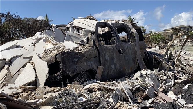 Ngày 15/8/2023, giới chức bang Hawaii (Mỹ) cho biết số nạn nhân thiệt mạng trong vụ cháy rừng nghiêm trọng bùng phát hôm 9/8 tại đảo Maui đã lên tới 101 người. Nhiều khả năng, con số này chưa dừng lại khi nỗ lực tìm kiếm khoảng 1.300 người mất tích vẫn đang được triển khai. Ngoài ra, thảm họa cháy rừng đã thiêu rụi hoặc làm hư hại ít nhất 2.200 ngôi nhà và nhiều tài sản khác, tổng thiệt hại ước tính gần 6 tỷ USD. Ảnh: THX/TTXVN