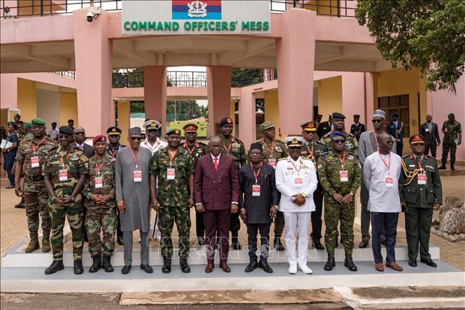 Cộng đồng Kinh tế Tây Phi (ECOWAS) khẳng định sẵn sàng can thiệp quân sự ở Niger nếu những nỗ lực ngoại giao nhằm khôi phục trật tự hiến pháp ở quốc gia Tây Phi này thất bại. Thông điệp này được đưa ra tại cuộc họp lãnh đạo quốc phòng ECOWAS ở thủ đô Accra của Ghana ngày 17/8/2023. Ảnh: Lãnh đạo quốc phòng ECOWAS họp phiên bất thường về tình hình Niger tại Accra (Ghana) ngày 17/8/2023. AFP/TTXVN