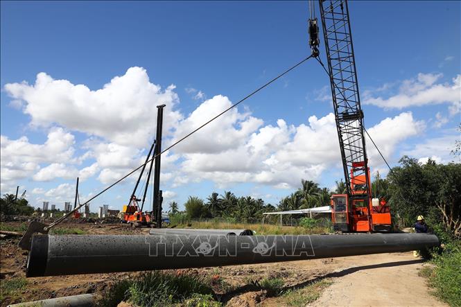 Đến nay, đã triển khai thi công đóng cọc tại 22/40 cầu trên toàn tuyến. Ảnh: Huy Hùng - TTXVN
