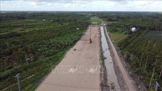 Một đoạn tuyến trên địa bàn tỉnh Hậu Giang đang được đắp cát gia tải, cắm bấc thấm để gia cố nền đất yếu, ổn định nền đường. Ảnh: Huy Hùng - TTXVN
