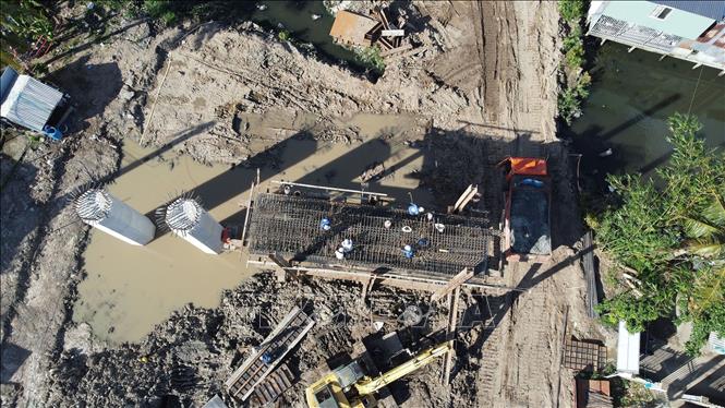 Các nhà thầu đang triển khai hơn 100 mũi thi công trên toàn tuyến. Ảnh: Huy Hùng - TTXVN
