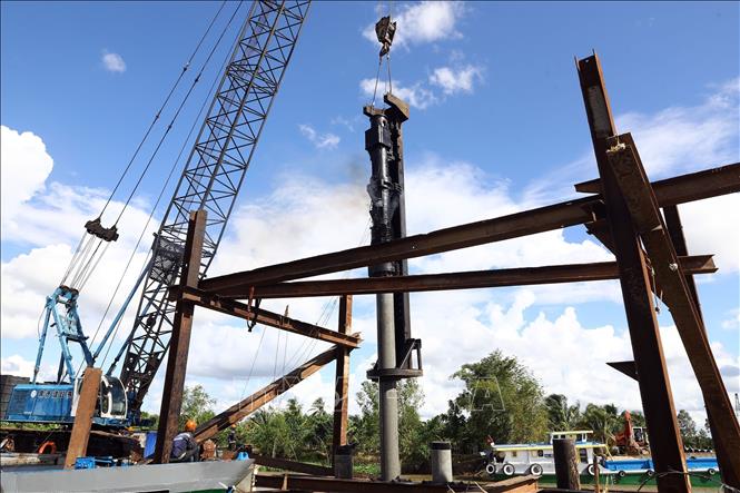 Triển khai thi công đóng cọc nhồi cầu Thạnh Đông (Cần Thơ) tại km15+350. Ảnh: Huy Hùng - TTXVN
