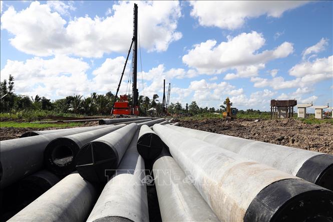 Thi công đóng cọc nhồi tại dự án thành phần Cần Thơ - Hậu Giang. Ảnh: Huy Hùng - TTXVN
