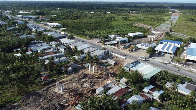 Đoạn cao tốc Cần Thơ - Cà Mau đi qua QL1A, thuộc địa bàn huyện Phụng Hiệp (Hậu Giang). Ảnh: Huy Hùng - TTXVN
