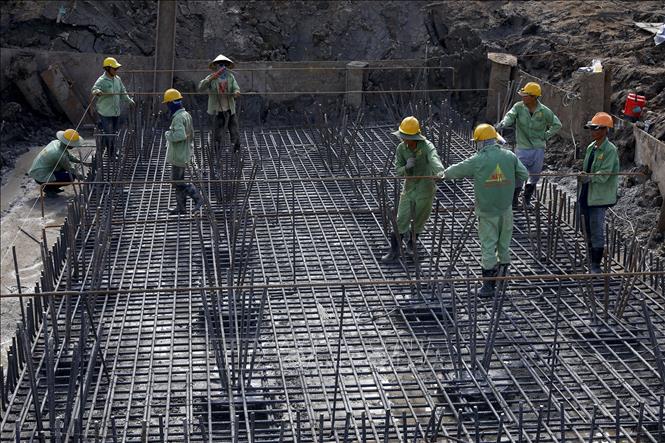 Thi công kết cấu phần dưới của trụ cầu cạn nút giao IC2 trên địa bàn quận Cái Răng (Cần Thơ). Ảnh: Huy Hùng - TTXVN
