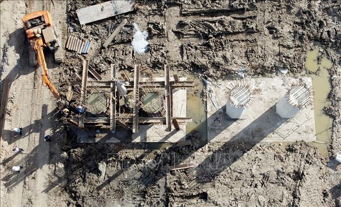 Thi công trụ cầu cạn vượt Quốc lộ 1A tại km 24+600, thuộc địa bàn tỉnh Hậu Giang. Ảnh: Huy Hùng - TTXVN
