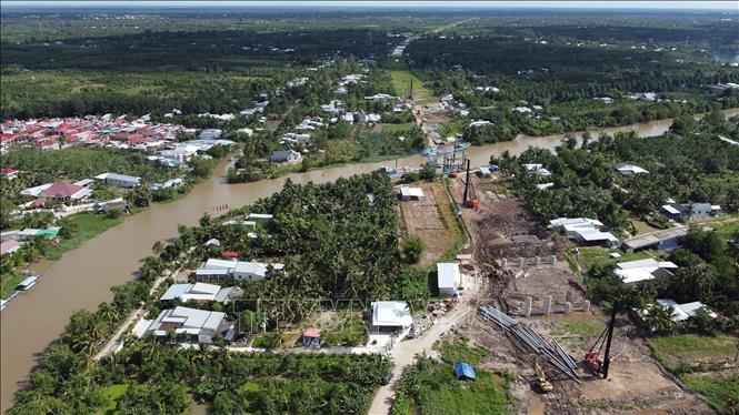 Thi công nút giao IC2 qua địa bàn quận Cái Răng (TP Cần Thơ). Ảnh: Huy Hùng - TTXVN
