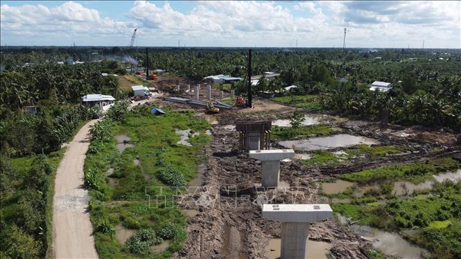 Thi công tuyến nối Nam Sông Hậu trên địa bàn thành phố Cần Thơ. Ảnh: Huy Hùng - TTXVN
