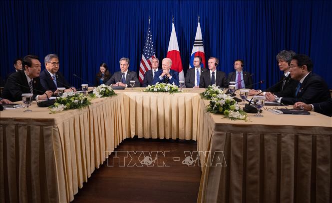 Ngày 15/8/2023, Ngoại trưởng Mỹ Antony Blinken cho biết Washington tin tưởng hội nghị thượng đỉnh với Nhật Bản và Hàn Quốc, dự kiến diễn ra ngày 18/8, sẽ đánh dấu “thời đại mới” trong quan hệ hợp tác ba bên. Dự kiến, tại hội nghị, lãnh đạo Mỹ-Nhật-Hàn sẽ nhất trí về cách thức nhằm “thể chế hóa hơn nữa” cơ chế khung quan trọng về hợp tác an ninh giữa 3 nước. Ảnh (tư liệu): Tổng thống Mỹ Joe Biden (giữa), Thủ tướng Nhật Bản Fumio Kishida (phải) và Tổng thống Hàn Quốc Yoon Suk Yeol (trái) tại cuộc gặp bên lề Hội nghị cấp cao Đông Á, trong khuôn khổ Hội nghị Cấp cao ASEAN lần thứ 40, 41 và các hội nghị liên quan, ở Phnom Penh, Campuchia, ngày 13/11/2022. Ảnh: AFP/TTXVN