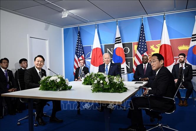 Ngày 15/8/2023, Ngoại trưởng Mỹ Antony Blinken cho biết Washington tin tưởng hội nghị thượng đỉnh với Nhật Bản và Hàn Quốc, dự kiến diễn ra ngày 18/8, sẽ đánh dấu “thời đại mới” trong quan hệ hợp tác ba bên. Dự kiến, tại hội nghị, lãnh đạo Mỹ-Nhật-Hàn sẽ nhất trí về cách thức nhằm “thể chế hóa hơn nữa” cơ chế khung quan trọng về hợp tác an ninh giữa 3 nước. Ảnh (tư liệu): Tổng thống Mỹ Joe Biden (giữa), Thủ tướng Nhật Bản Fumio Kishida (phải) và Tổng thống Hàn Quốc Yoon Suk Yeol tại cuộc gặp bên lề Hội nghị thượng đỉnh NATO ở Madrid, Tây Ban Nha, ngày 29/6/2022. Ảnh: AFP/TTXVN
