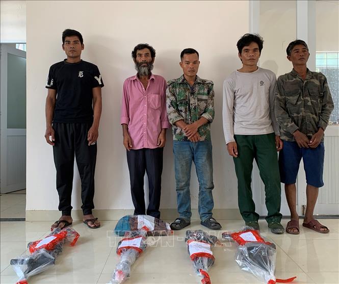 Trong ảnh: Nhóm đối tượng và tang vật tại cơ quan Công an. Ảnh: TTXVN phát 