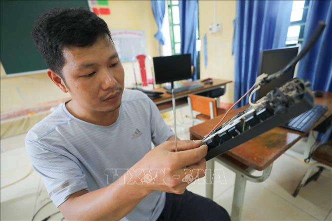 Giáo viên trường phổ thông dân tộc bán trú Tiểu học và Trung học cơ sở Hồ Bốn (Mù Cang Chải, Yên Bái) kiểm tra, sửa chữa thiết bị điện. Ảnh: Thanh Tùng - TTXVN