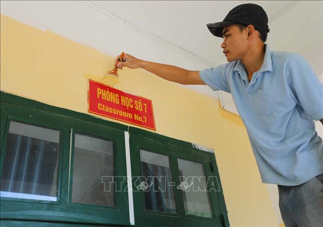 Chỉnh trang phòng học chuẩn bị cho năm học mới. Ảnh: Thanh Tùng - TTXVN 