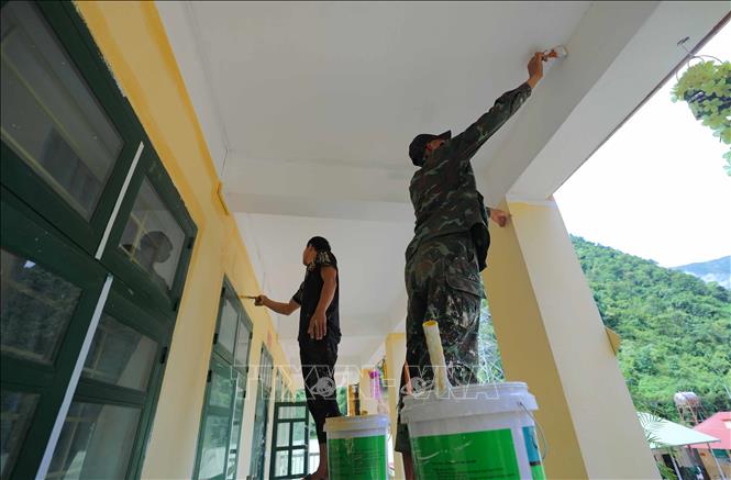 Chỉnh trang phòng học chuẩn bị cho năm học mới. Ảnh: Thanh Tùng - TTXVN 